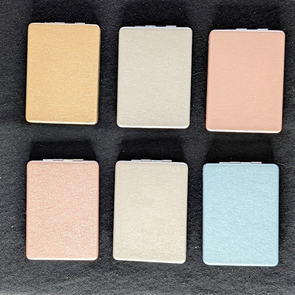 Fabulous FASHION COMPACT with Mirror -- LIPS and GLITTER Floating Design - Picture 4 of 4